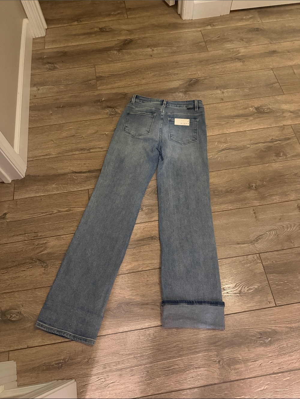 Risen brand Women’s Mid-Blue Straight Leg Jeans with mid rise. Sz 7/28